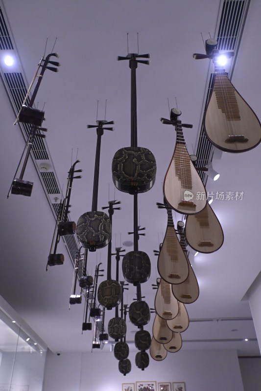 悬挂展示的传统民族乐器