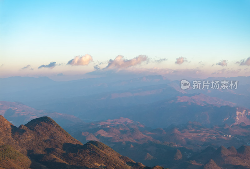 贵州高原日出时的山景风光