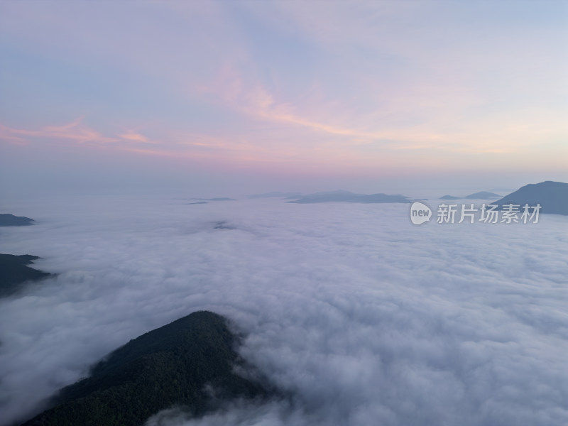 航拍云海之上的山峦