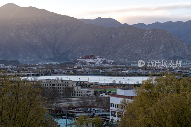 西藏拉萨日光之城布达拉宫圣地宁静建筑群