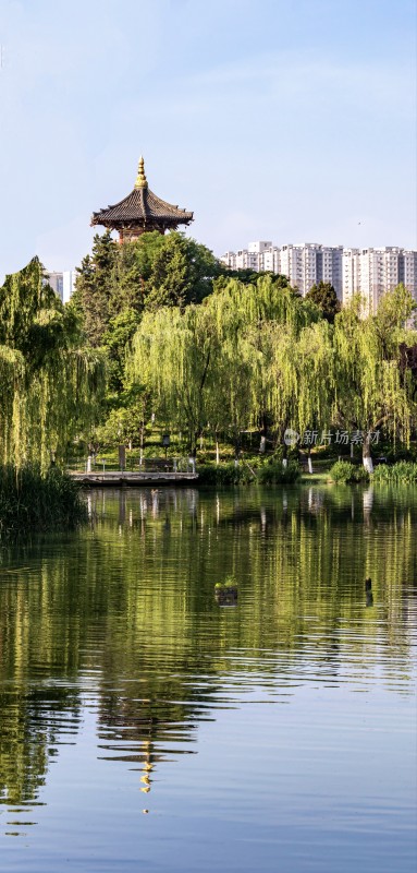 西安兴庆宫湖畔城市与古建筑倒影景观