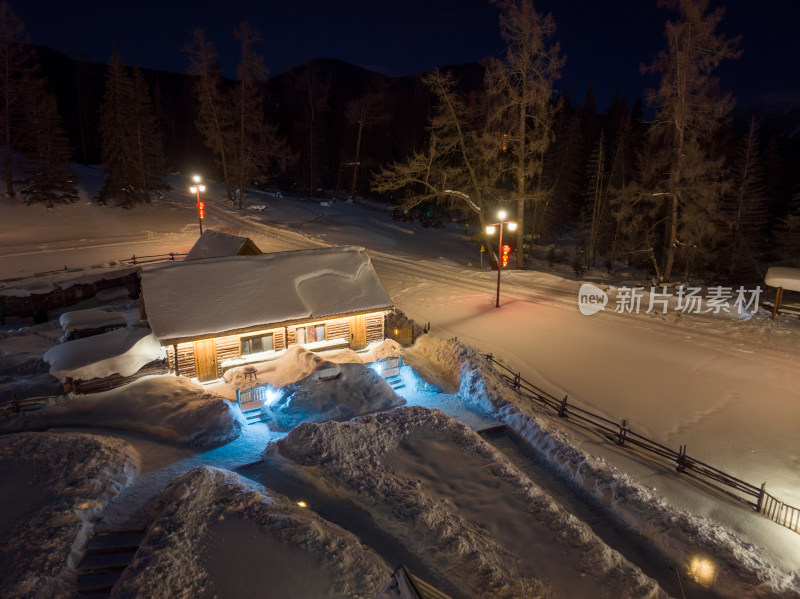 新疆喀纳斯老村冬季夜景雪地小木屋