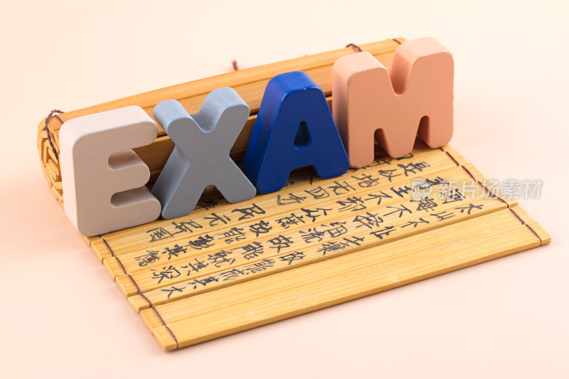 翻开的中国竹简和EXAM英文单词