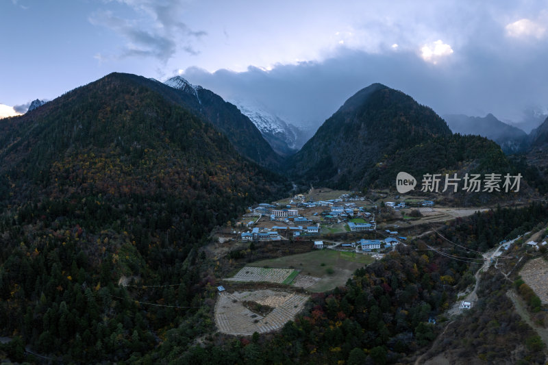 云南香格里拉雨崩村梅里雪山秋色高空航拍