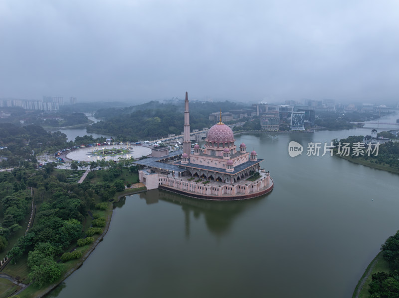 马来西亚布城粉色水上清真寺建筑景观航拍