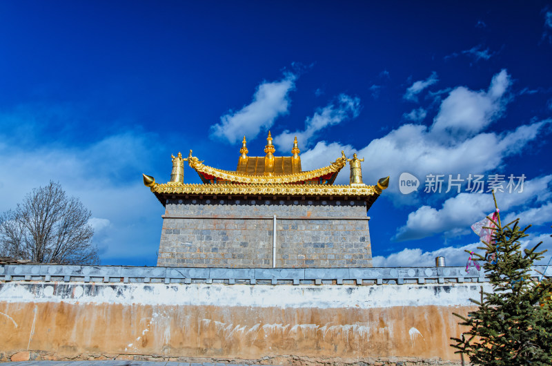 云南迪庆香格里拉山顶百鸡寺古建筑