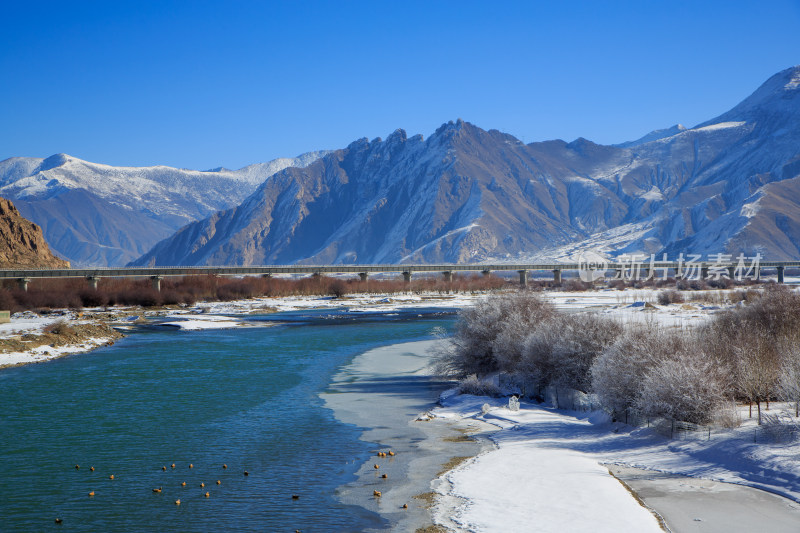 中国西藏冬季拉萨河雪景及拉萨河大桥