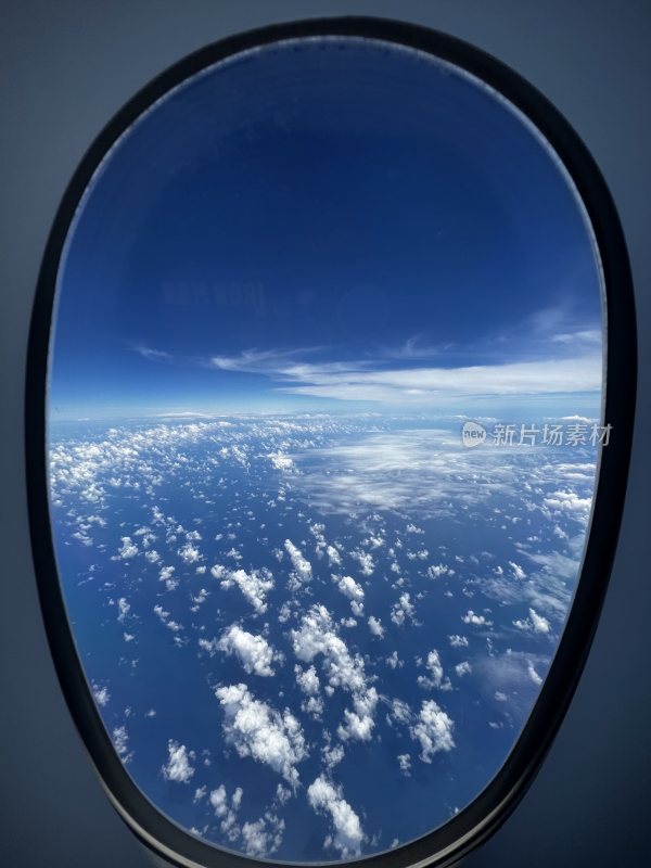 飞机上舷窗外万米高空的景色