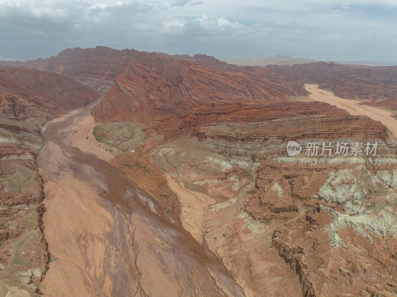 新疆南疆阿克苏温宿大峡谷天山托木尔峰航拍