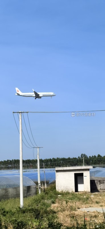 户外天空中飞行的客机