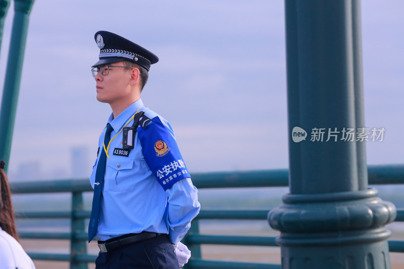 户外执勤的公安民警