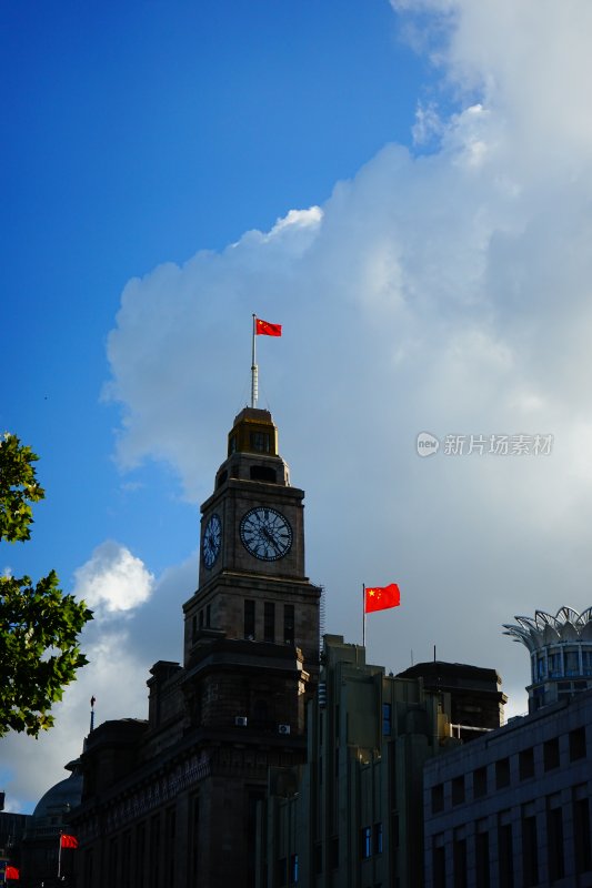 蓝天白云下的特色钟楼建筑