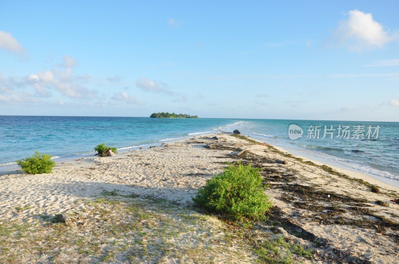 碧海蓝天中的海岛风光