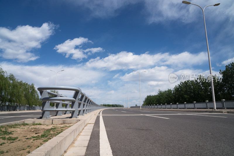 漂亮的蓝天白云下的空旷公路