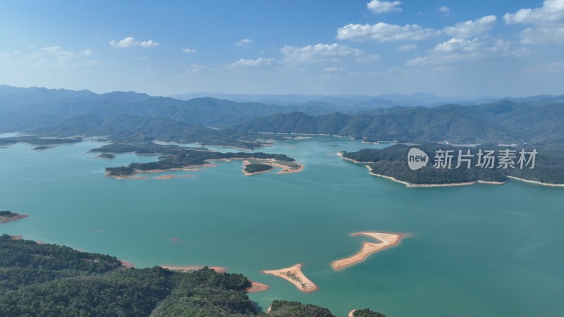 航拍广西百色澄碧河水库蓝天白云青山绿水