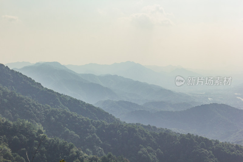 杭州北高峰俯瞰杭州城市的壮阔全景风光