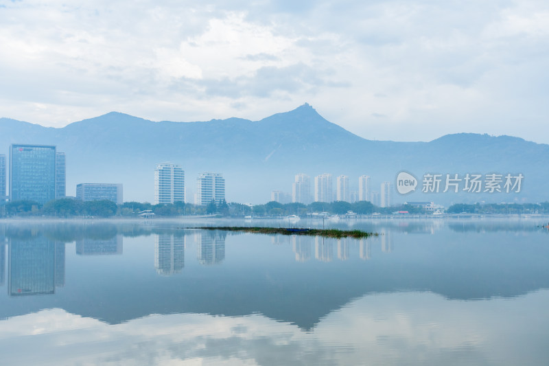 山水映衬下的城市建筑景观