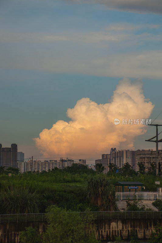 夕阳余晖美丽云朵