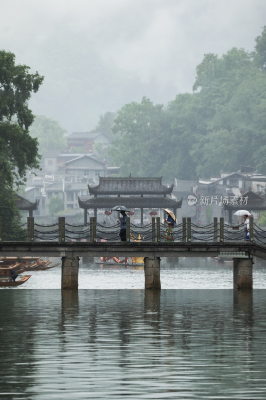 雨天烟雨朦胧的凤凰古城