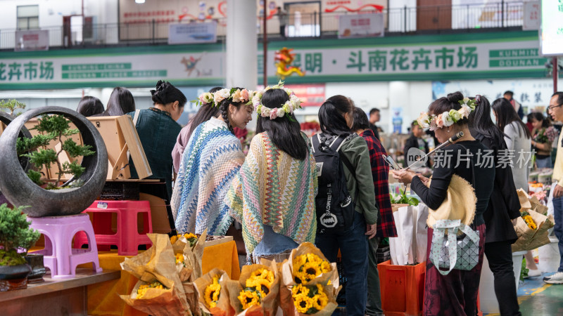 云南昆明斗南花市吸引大量游客前来买花