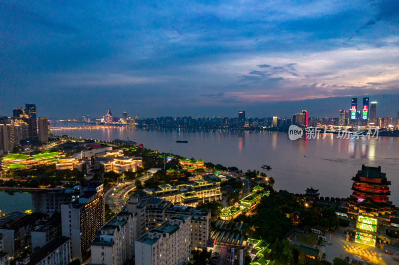 江西南昌夜幕降临夜景航拍图