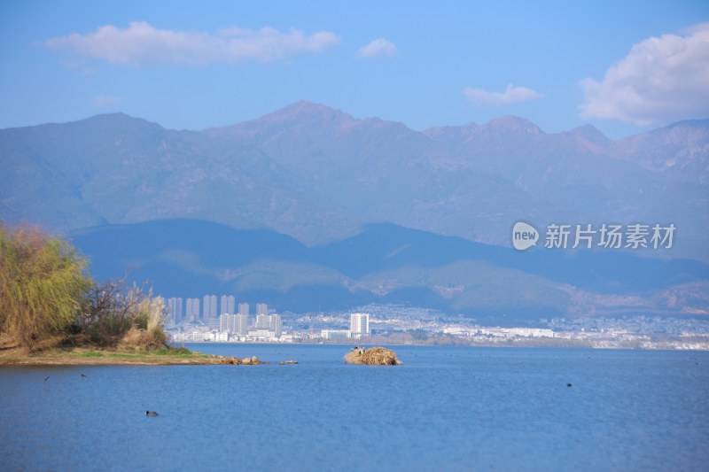 蓝天白云下的连绵山脉苍山洱海壮丽景象