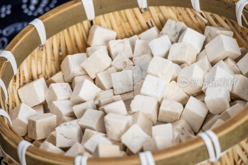 篮子里摆放着晾晒干的白色茯苓中药药材