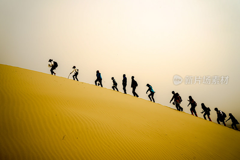 沙漠中的游客穿越沙漠