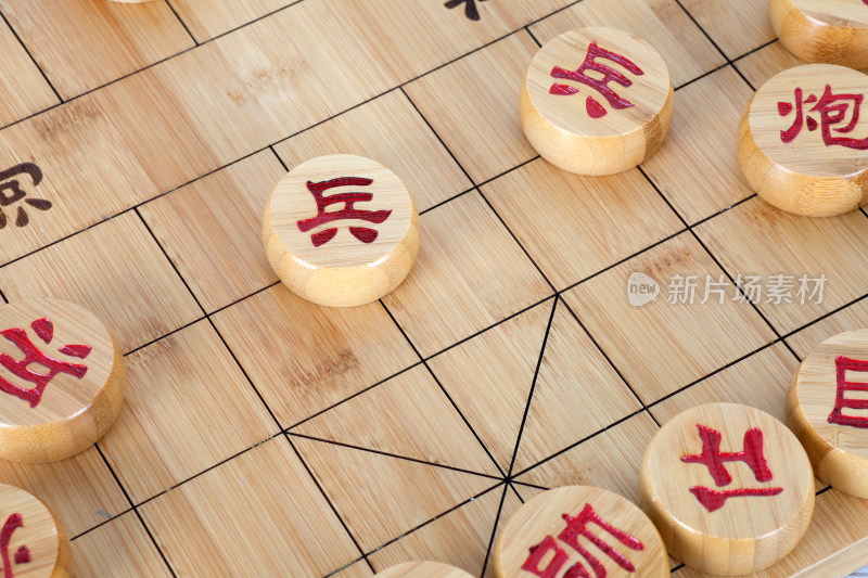 棋盘上的中国象棋棋子