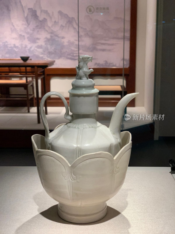 中式展厅中的白瓷酒壶展品