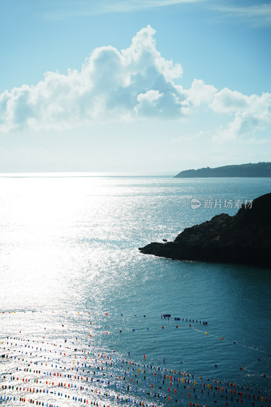 碧海蓝天白云海岸线