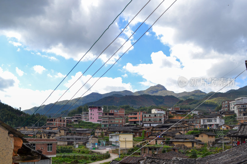 依山而建的村庄风景