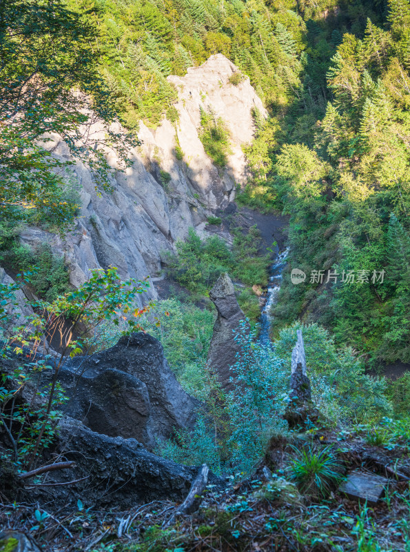 长白山大峡谷景区内的怪石