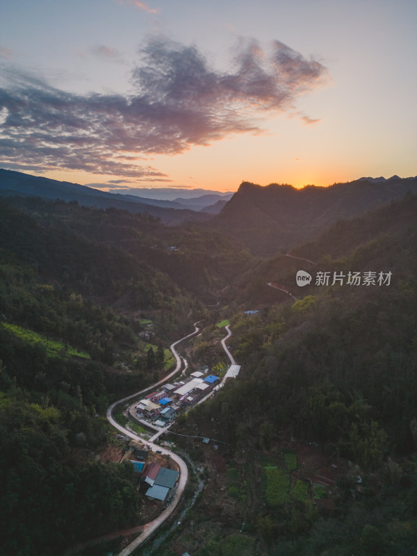 夕阳西下山峦倒影风景