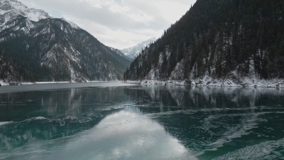 九寨沟绚烂多彩的湖泊河流高山航拍特写