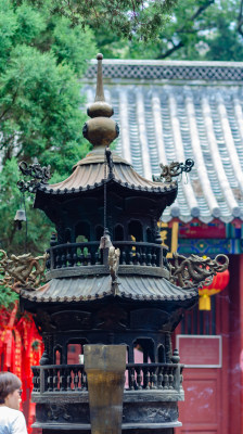 青岛崂山仰口景区，太平宫入口一个大香炉