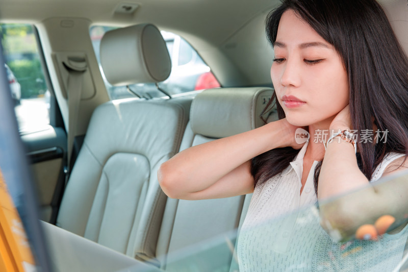汽车内疲惫的商务女性