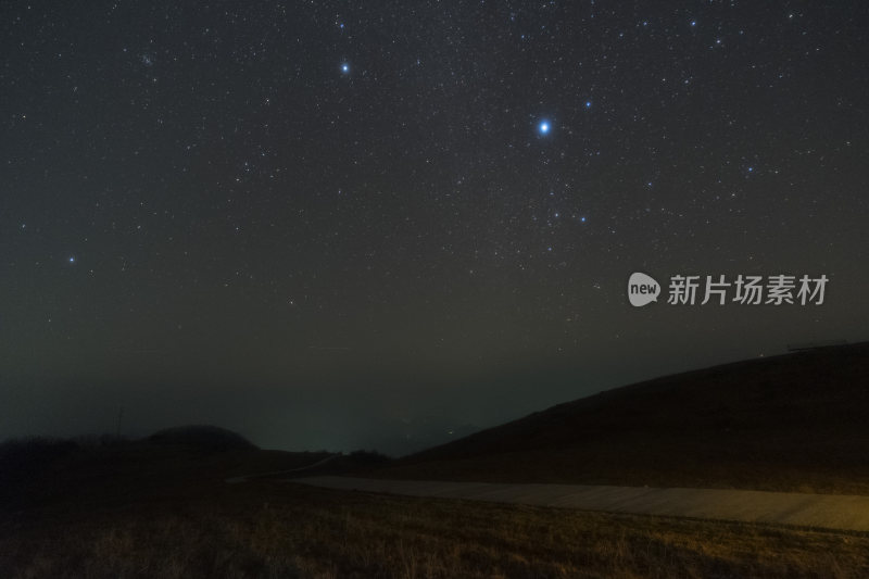 乡村野外夜空繁星闪烁的美丽景象