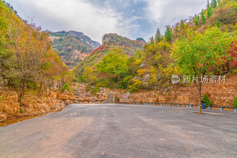 山东淄博潭溪山大裂谷地质公园秋景