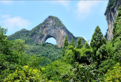 月亮山 奇峰怪石天然拱桥 山水画卷中