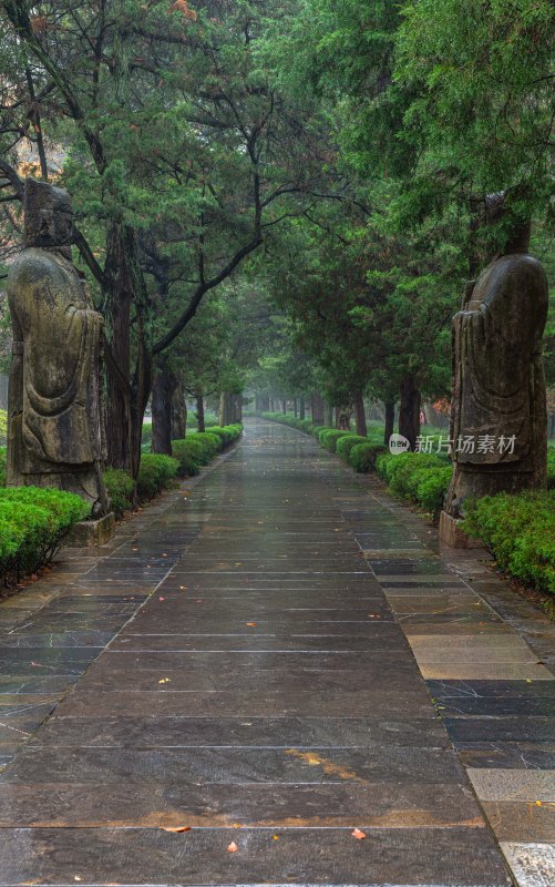 南京明孝陵雨中石像与园林牌坊景观