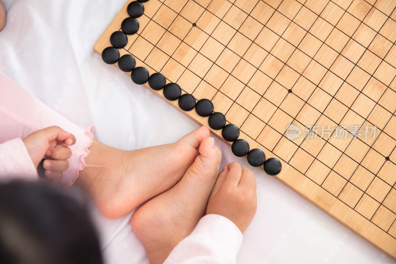 儿童在玩围棋