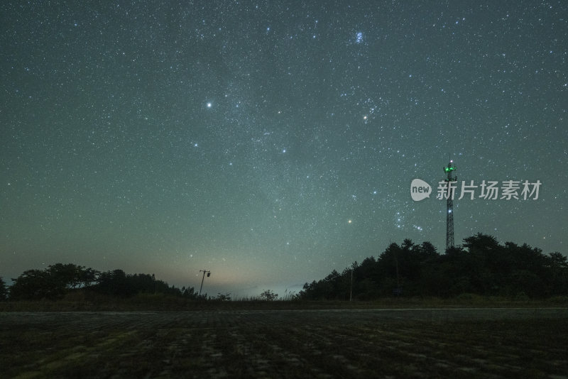 夜空繁星璀璨下的地面塔景