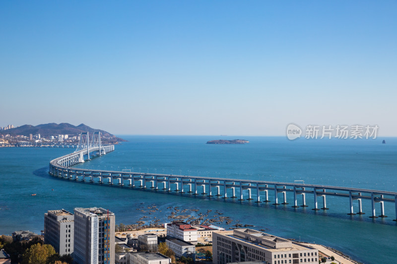 大连西尖山顶远眺星海湾跨海大桥