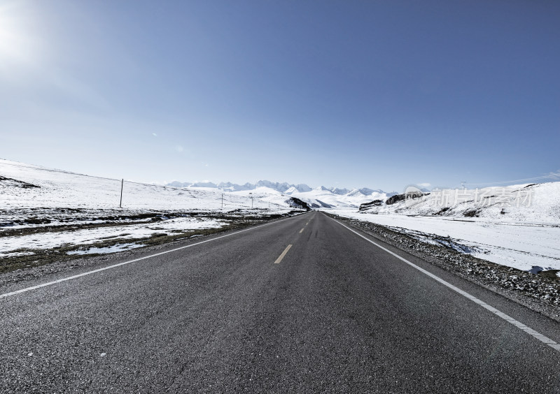 雪山旁的公路风景