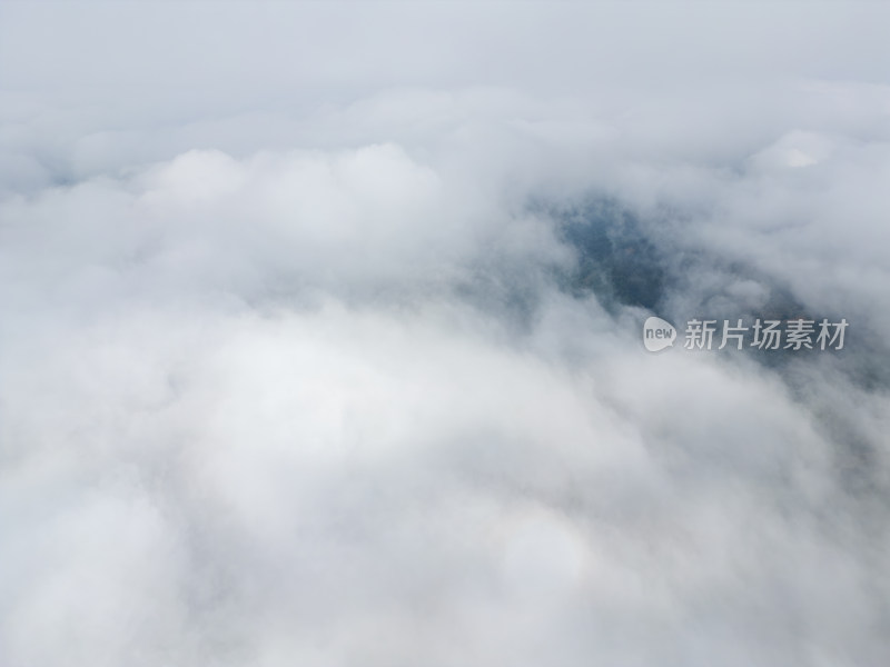 空中俯瞰视角下的壮观云海景象