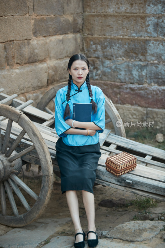 在古城身穿民国学生服饰的女大学生