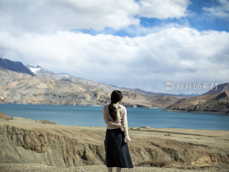 站在湖边的年轻女子新疆班迪尔湖旅行