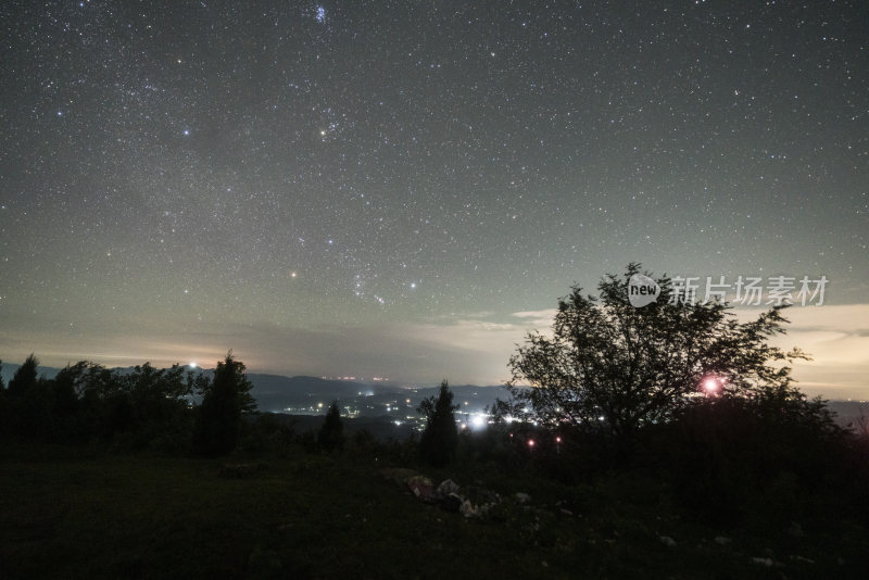 夜晚山林间的璀璨星空全景