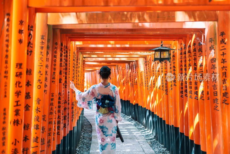 京都伏见稻荷大社千本鸟内居穿着和服的女性